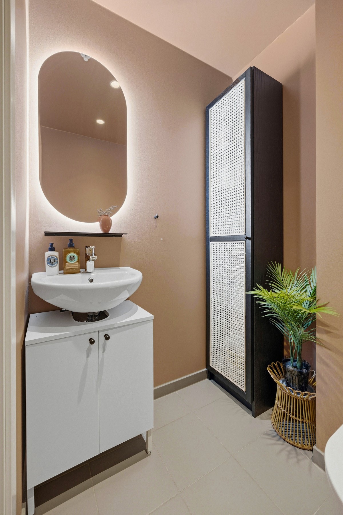 Inneholder bla. speil med integrert ledlys, servantmøblement og vegghengt toalett. Galleribilde