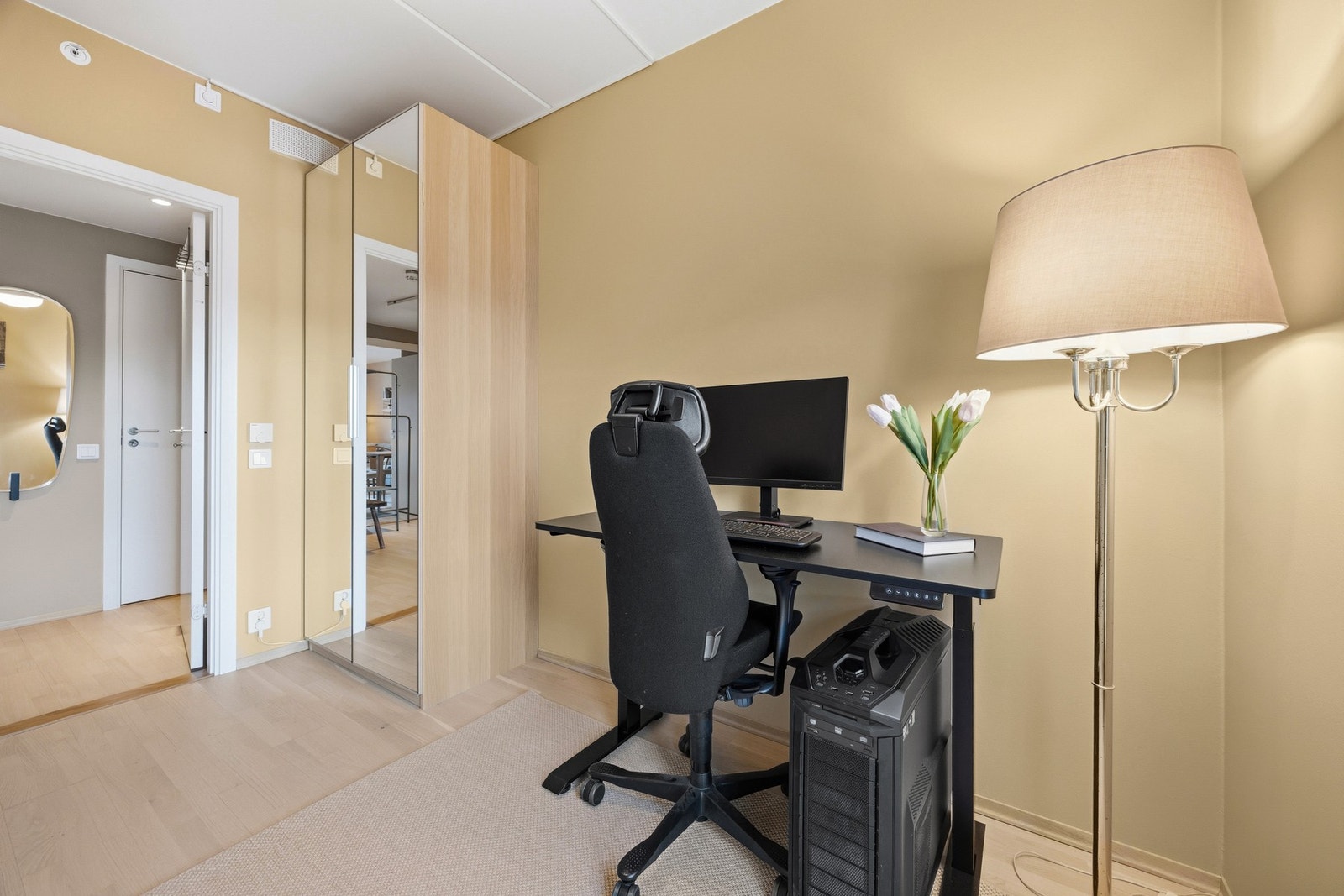 Garderobeskapet i lys eik medfølger ikke leiligheten ved salget. Galleribilde