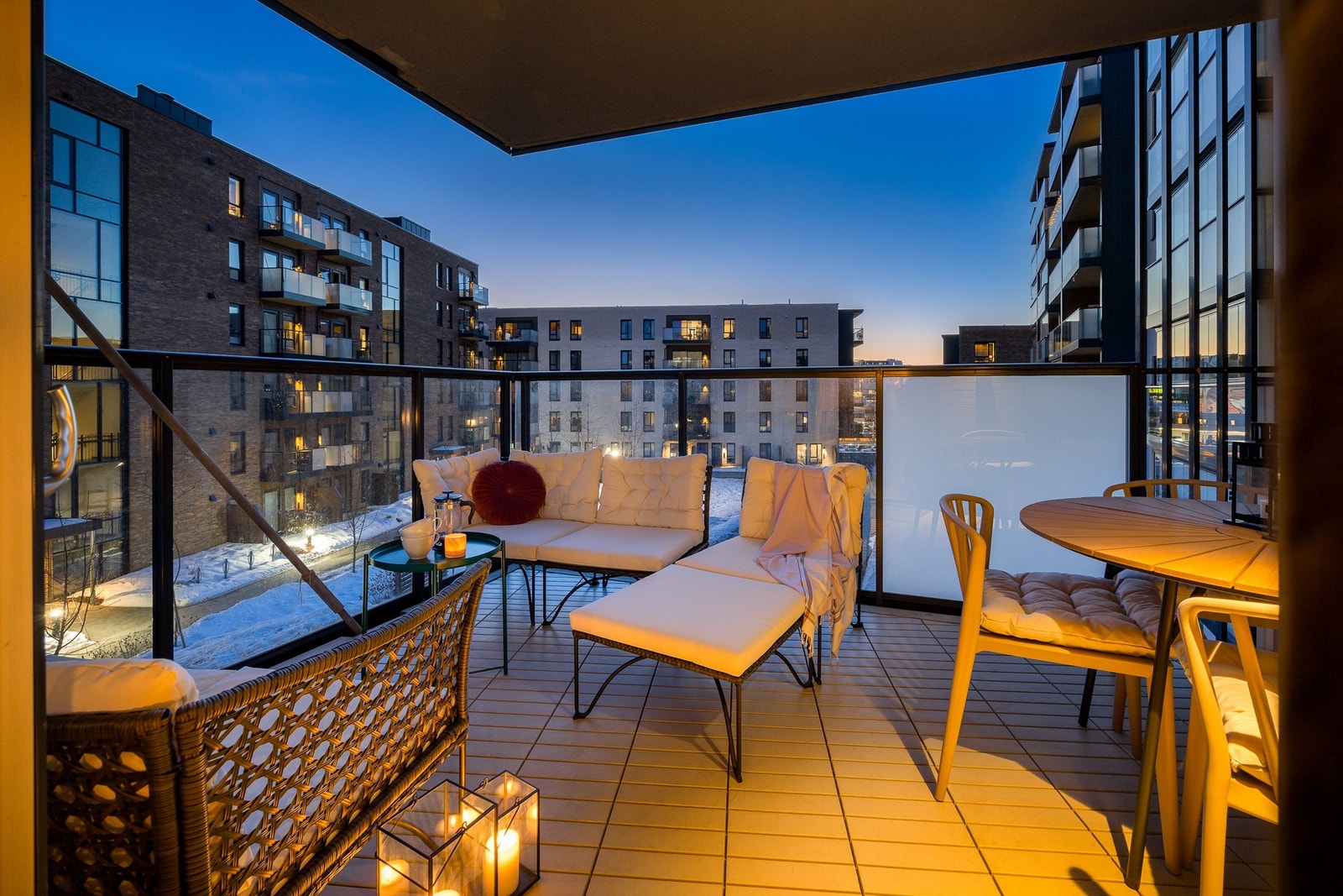 På balkongen kan man nyte herlig ettermiddag og kveldssol. Galleribilde