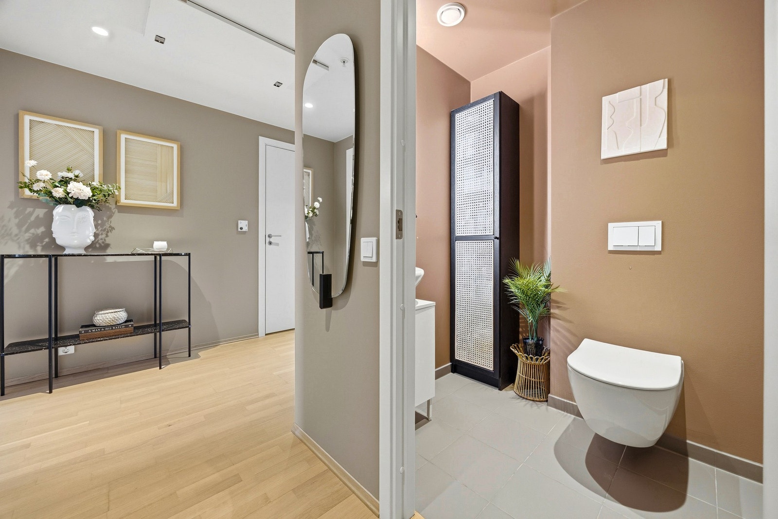 Leiligheten har i tillegg et separat gjestetoalett i tilknytning til entreen. Galleribilde