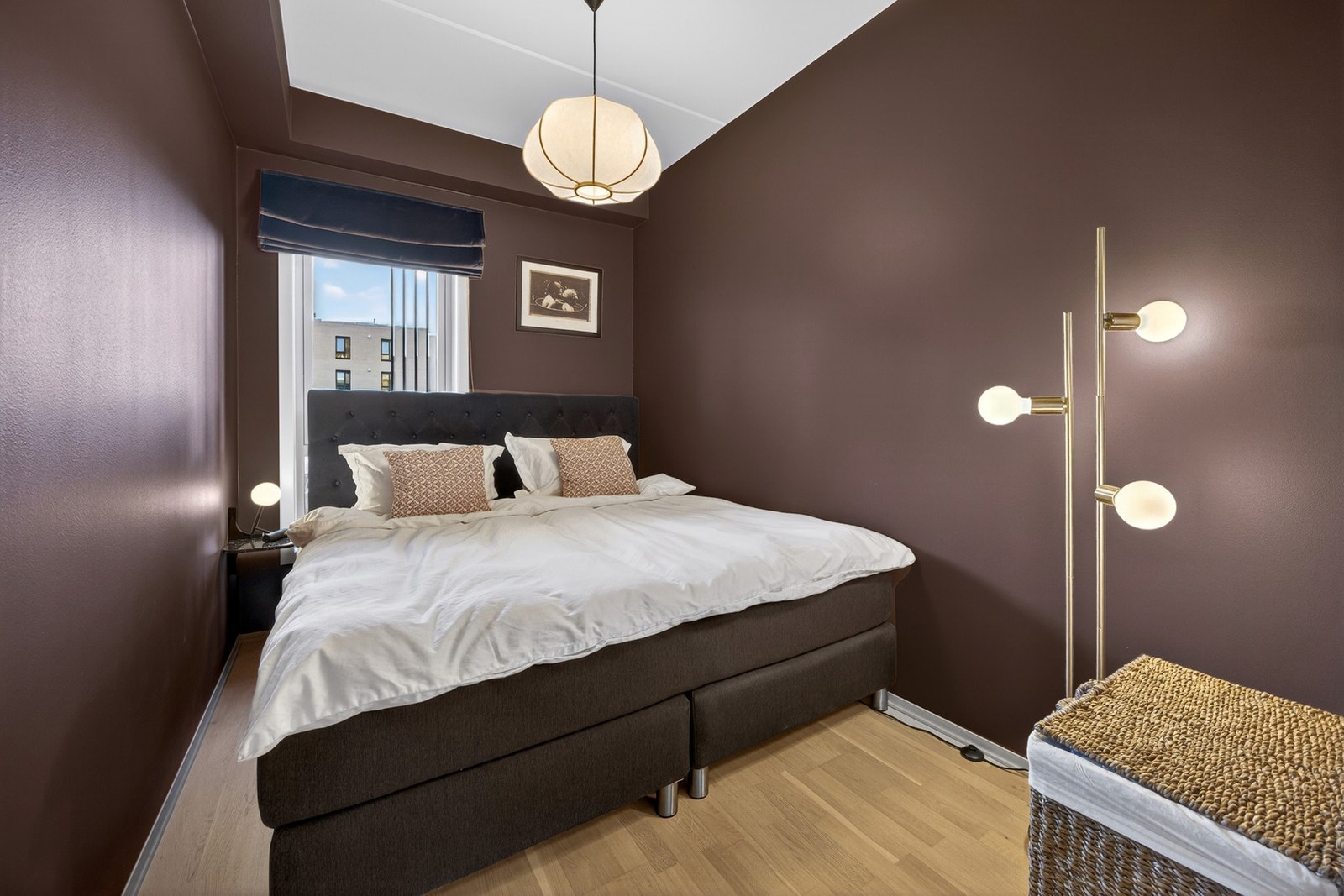 Soverom 2 har malte veggflater, hvitpigmentert parkett og stort vindu. Galleribilde