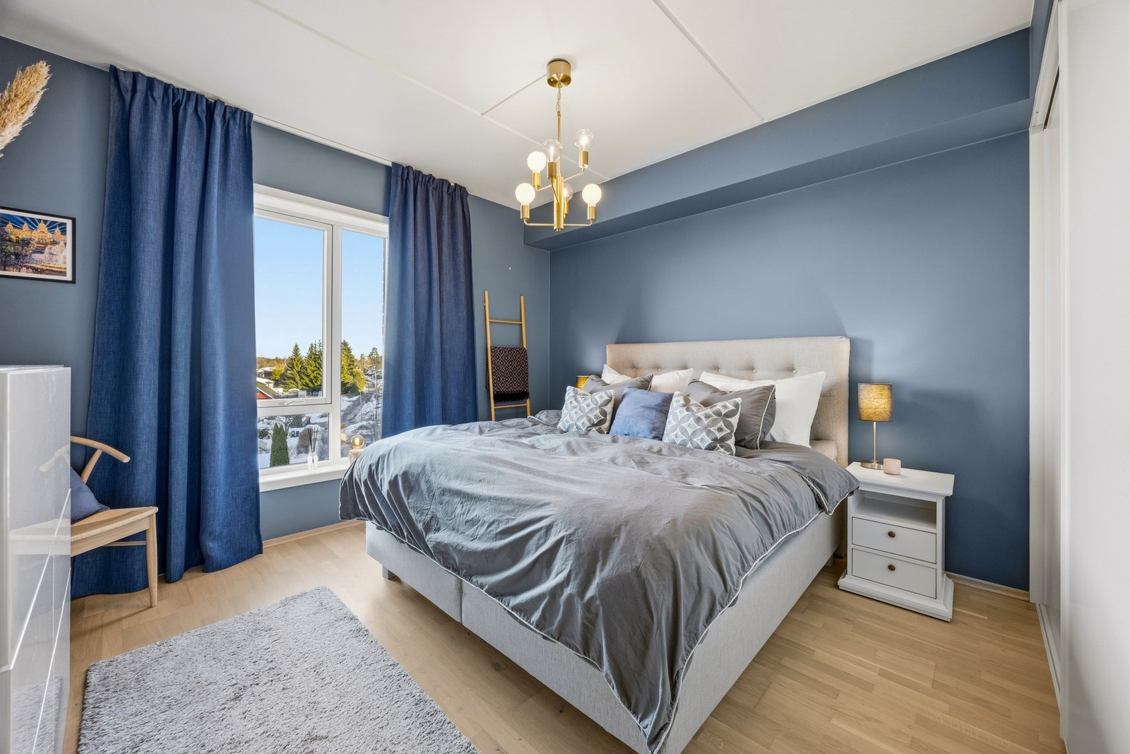 Hovedsoverommet har malte veggflater, hvitpigmentert parkett og store vindusflater som slipper inn godt med lys. Galleribilde