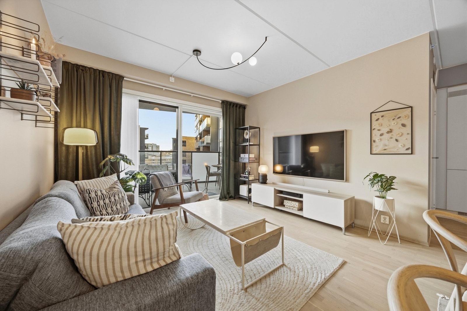 Den åpne stuen fremstår som meget innbydende med lyse og delikate fargevalg. Galleribilde