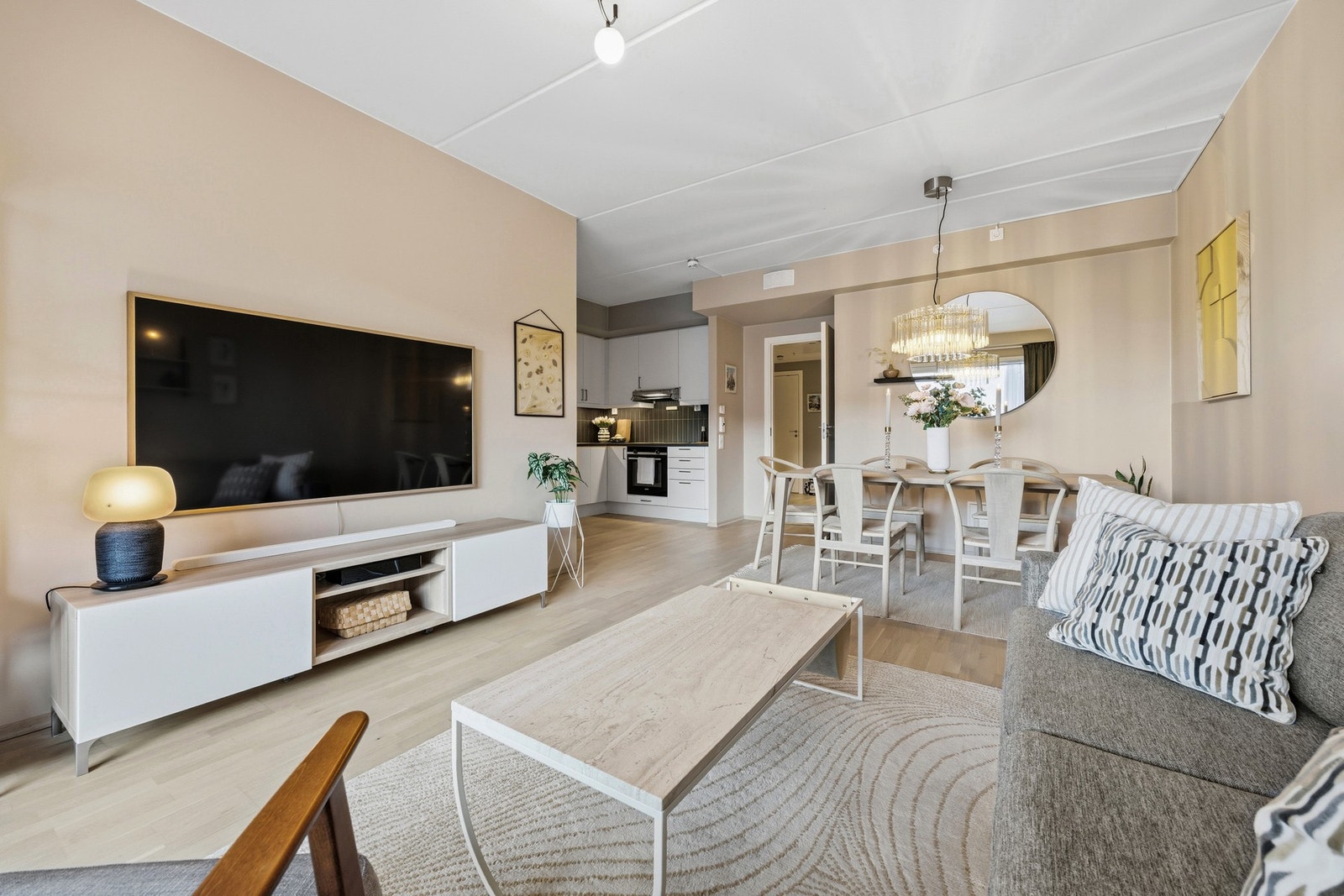 Rommet har uttak for bredbånd og kabel-TV, hvor grunnpakken for internett/bredbånd er inkludert i felleskostnadene. Galleribilde