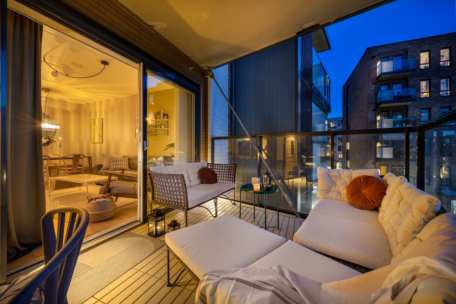 Herlig kveldsstemning på den store balkongen. Galleribilde