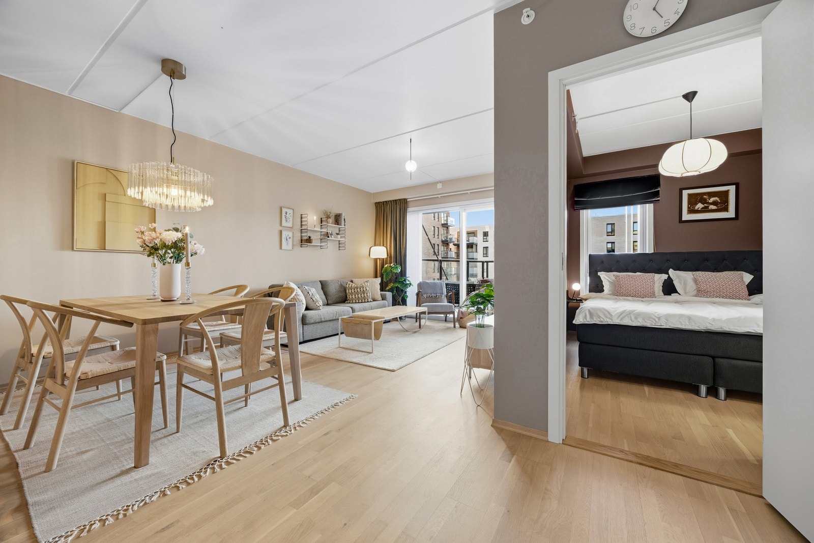 På gulvet er det lagt hvitpigmentert trestavs parkett som strekker seg sømløst inn i kjøkken, gang og soverom. Galleribilde