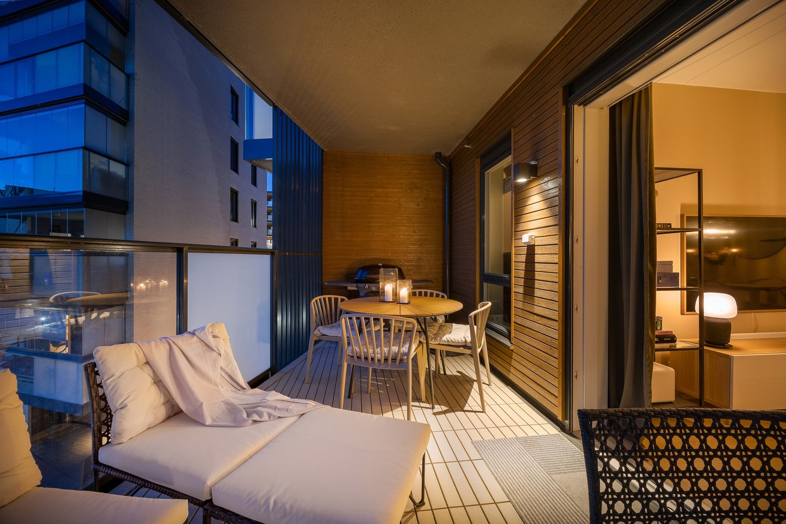 Herlig kveldsstemning på den store balkongen. Galleribilde