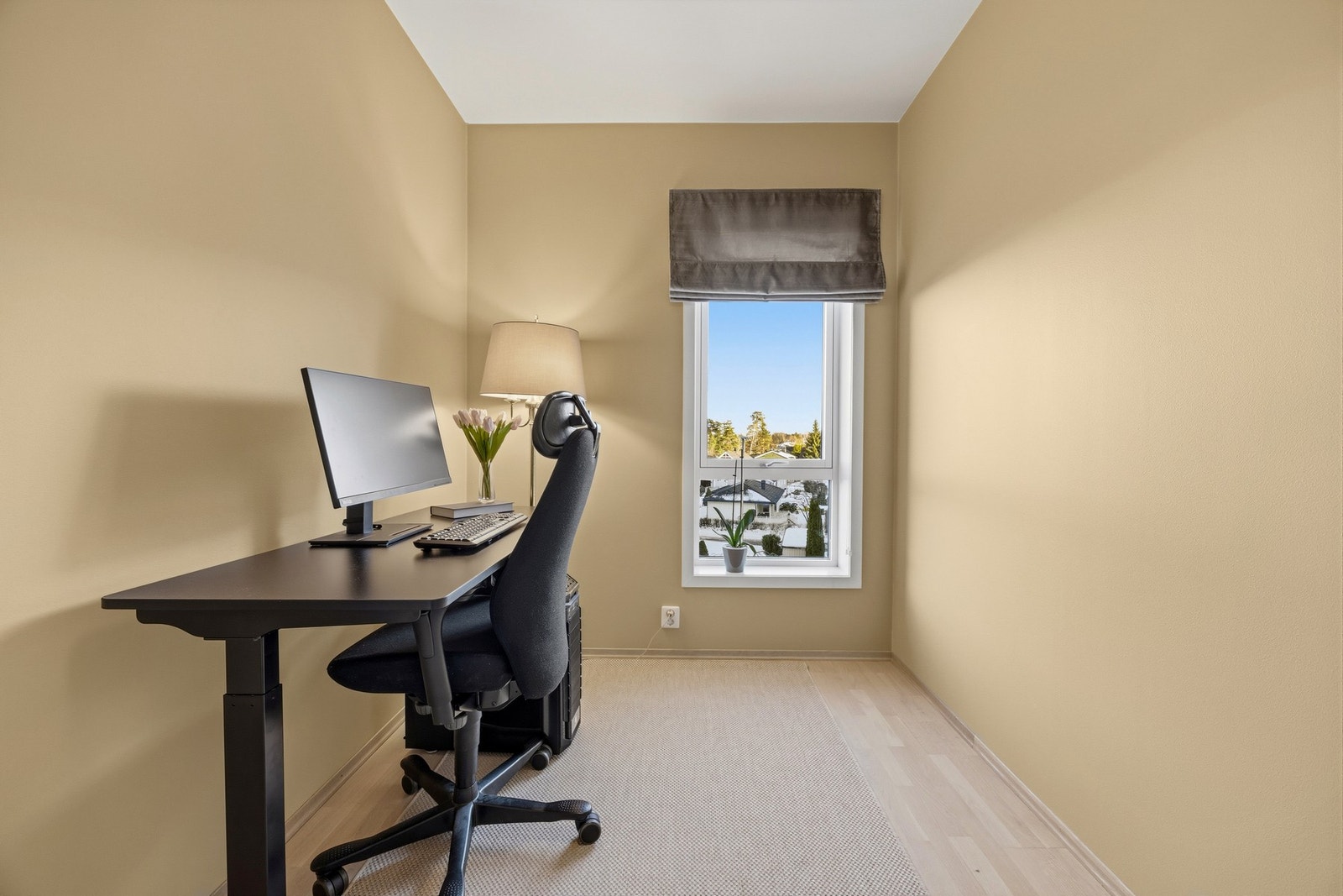 Soverom 3 fremstår som et fleksibelt ekstrarom og benyttes i dag som hjemmekontor. Rommet har malte veggflater og hvitpigmentert parkett på gulv. Galleribilde