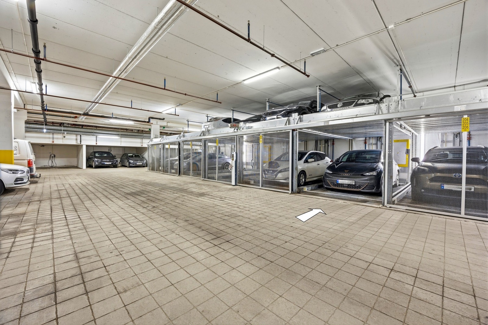 Leiligheten har én fast garasjeplass i felles garasjeanlegg i bygget (nr. 202 ifølge selger). Det er installert elbillader på plassen. Galleribilde