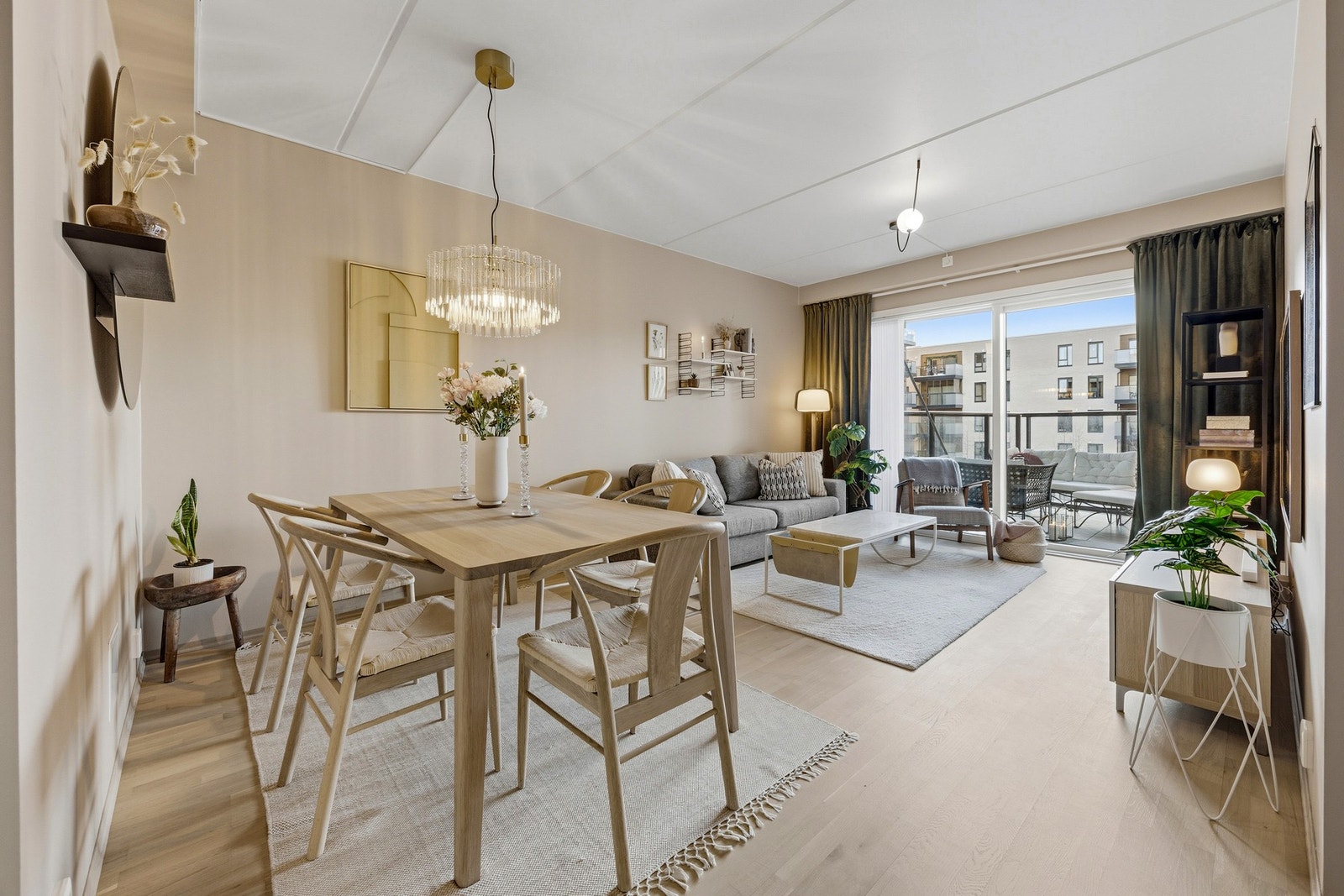 Foran vinduene er det montert lamell gardiner som skjermer godt for solen på de varmeste dagene. Oppvarming skjer via vannbåren gulvvarme tilknyttet fjernvarmeanlegg. Galleribilde