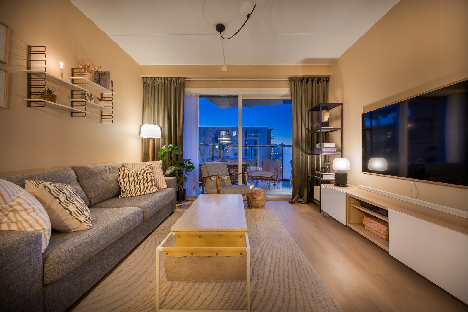 Leiligheten ligger i byggets 3. etasje og har en smart og gjennomført planløsning på 74 kvm BRA-i med gjennomgående kvalitetsmaterialer og flotte detaljer. Galleribilde