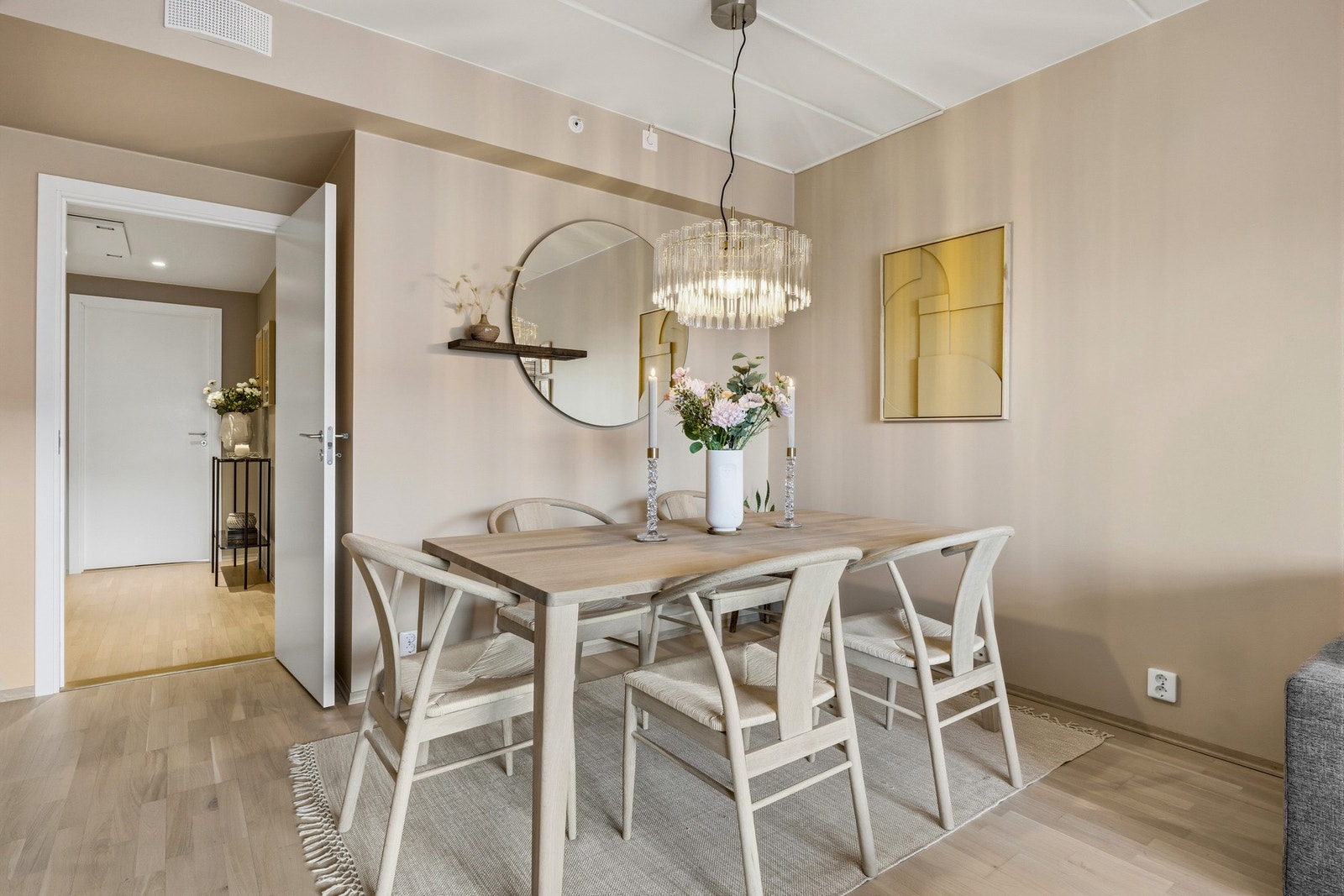 Den koselige spisestuen i forkant av kjøkkenet innbyr til hyggelige måltider med familie og venner. Galleribilde