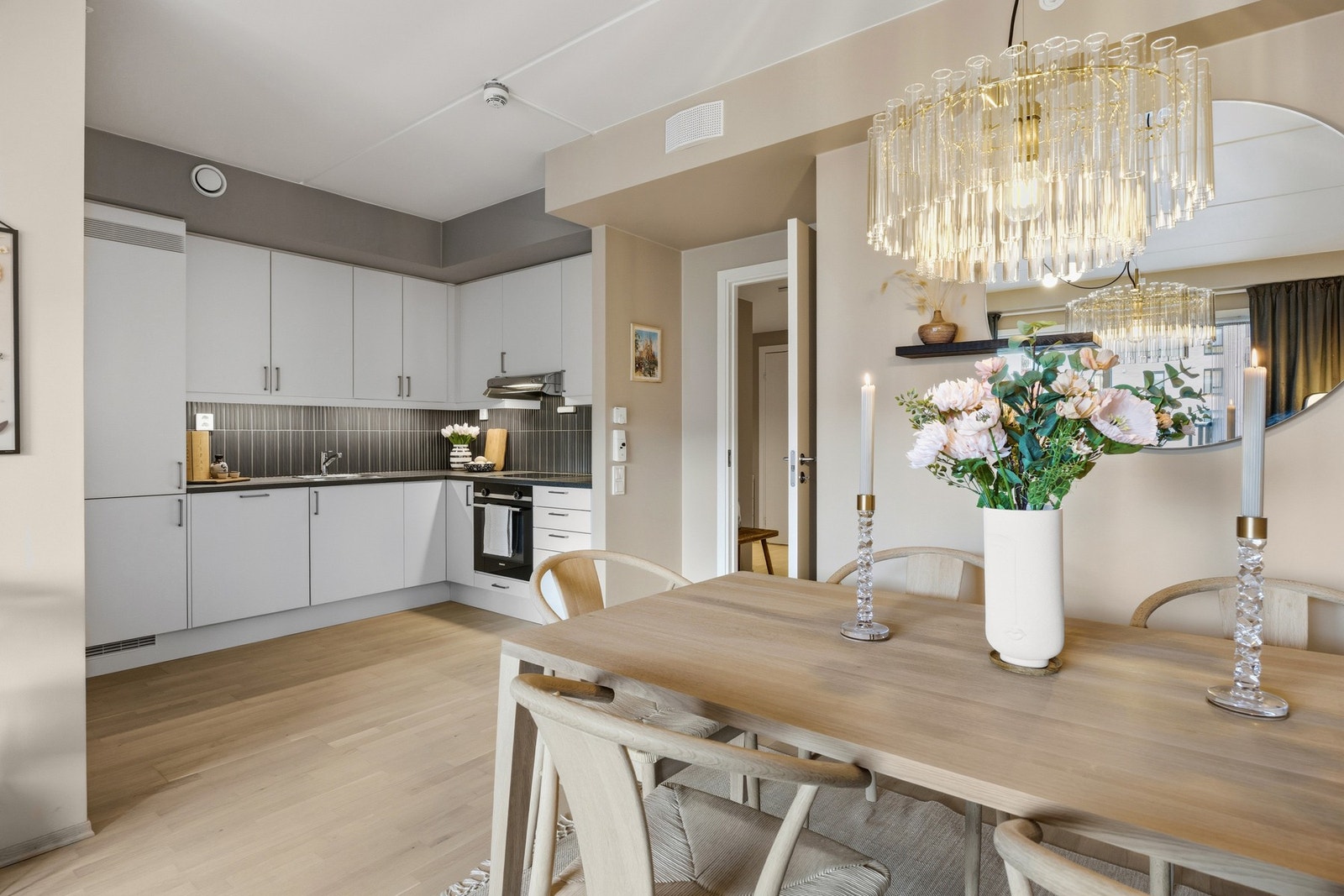 Stilrent kjøkken fra kvalitetsleverandøren Sigdal, nytt i 2020. Kjøkkenet er utformet i en praktisk vinkelløsning som gir godt med benke- og arbeidsplass. Galleribilde