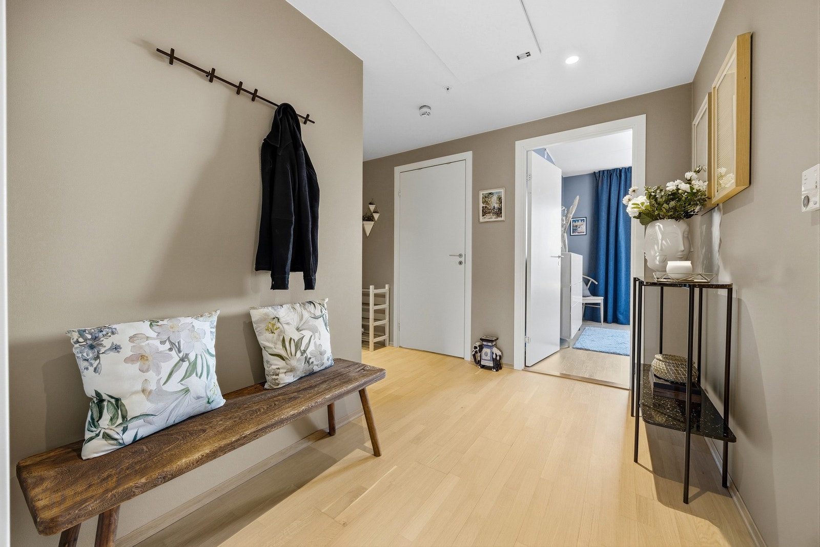 Romslig entre/gang med downlights i himling. Galleribilde