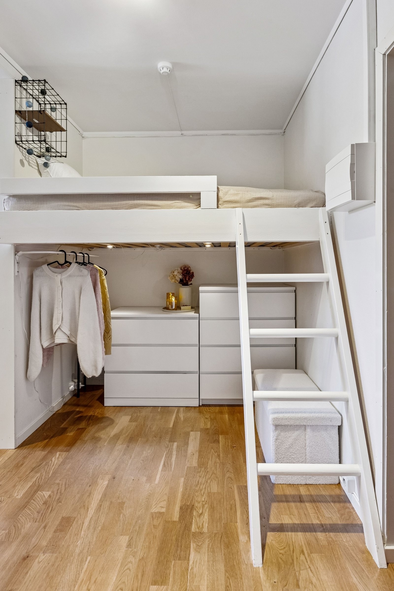 Leiligheten har en praktisk løsning med opphengt seng, som gir gode muligheter til for eksempel garderobe innredning under. Galleribilde