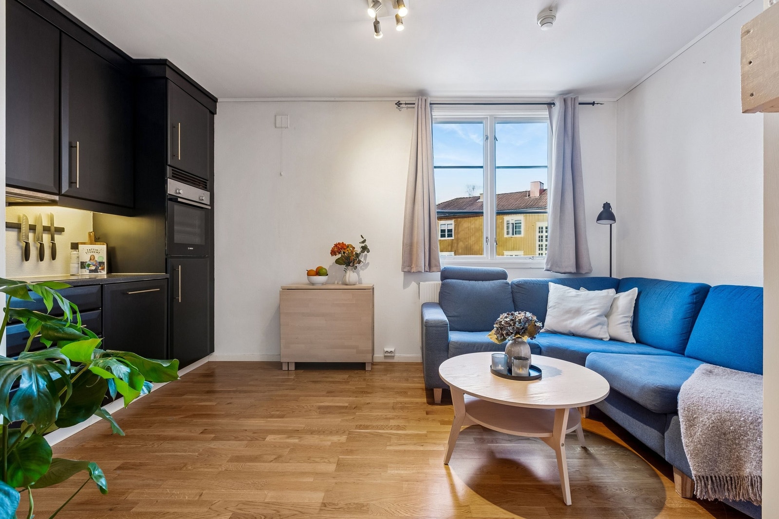 Store vindusflater som slipper inn rikelig med naturlig lys Galleribilde