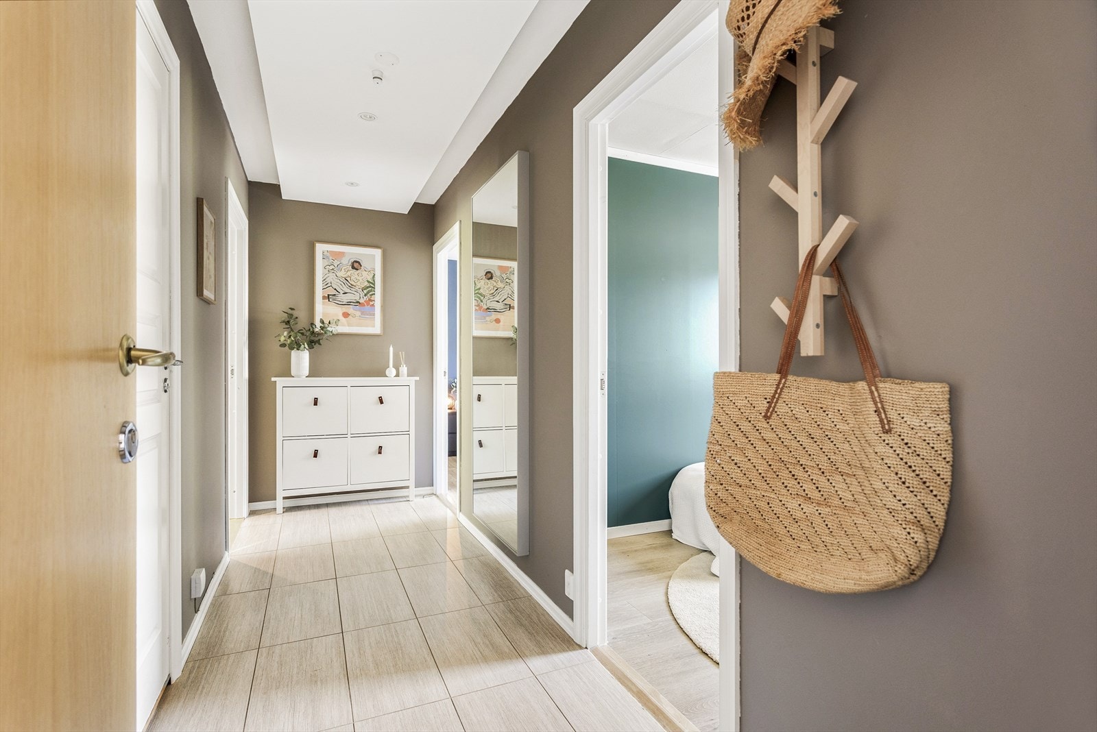 Du ønskes velkommen inn i en lys og romslig entré som gir et svært godt førsteinntrykk av boligen. Her møtes du av pene farge- og materialvalg som skaper en innbydende atmosfære allerede fra første steg innenfor døren. Galleribilde