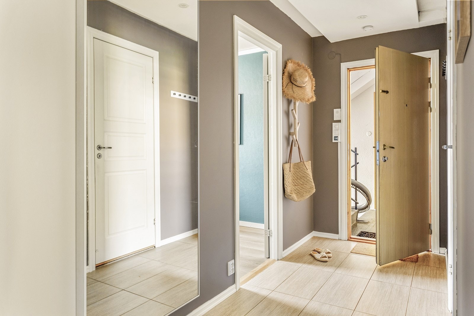 Entréen har god plass til oppbevaring av yttertøy og sko, og fungerer som et praktisk og oversiktlig bindeledd til resten av boligen. Galleribilde