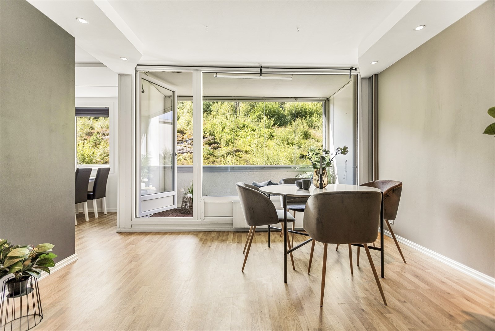 Fra stuen har du utgang til en innglasset balkong på ca. 6 m². Galleribilde