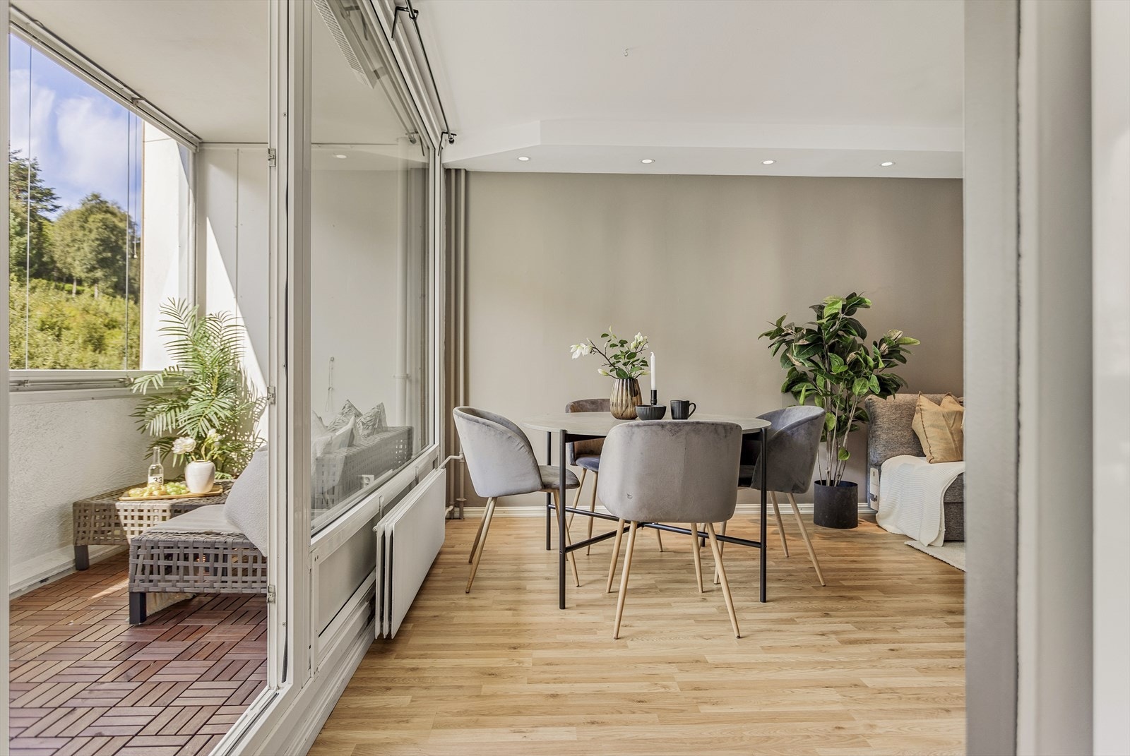 Velkommen inn i en romslig og innbydende stue på hele 21 m². Stuen er malt i en tidsriktig fargetone som skaper en lun og behagelig atmosfære. Galleribilde