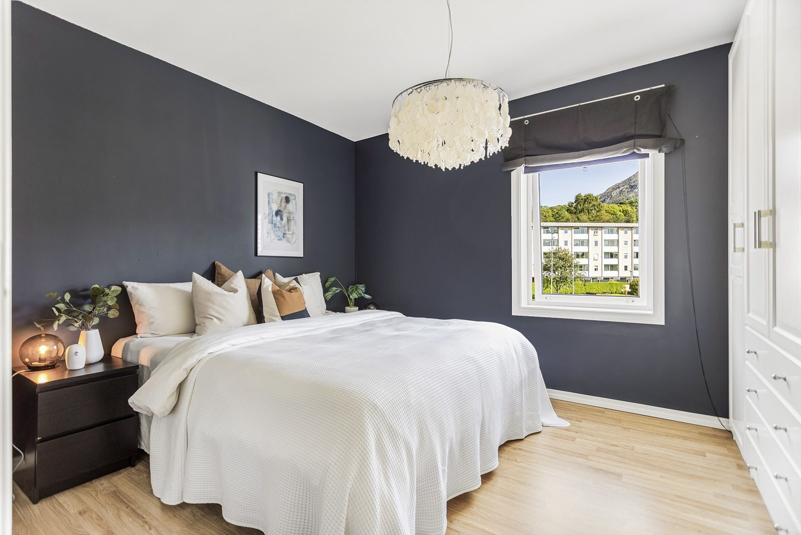 Boligen har to luftige soverom med gode møbleringsmuligheter. Galleribilde