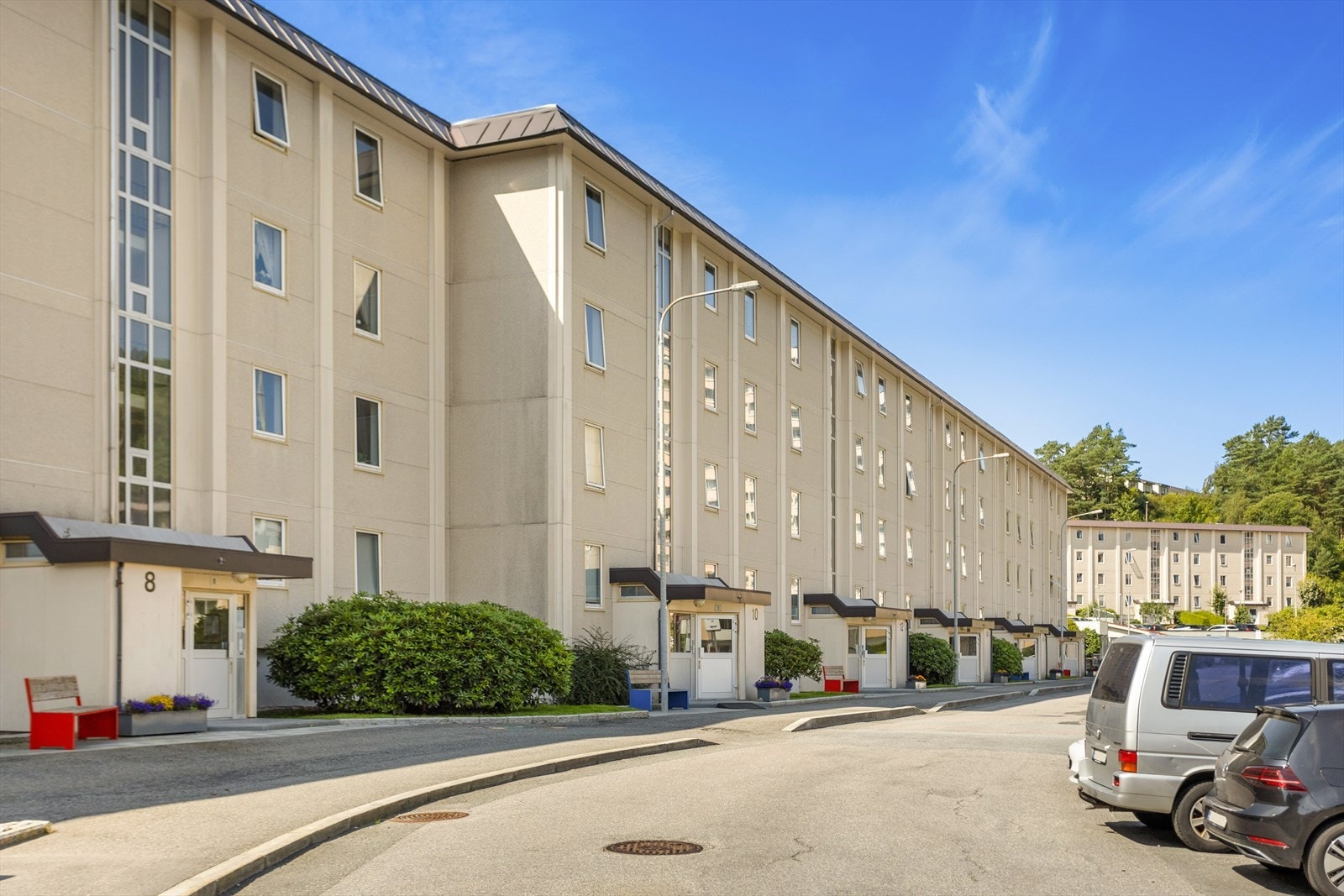 Dagligvarehandelen er lettvint med Coop Extra kun et par minutters gange fra boligen. For et utvidet servicetilbud ligger Vestkanten Storsenter like i nærheten. Galleribilde