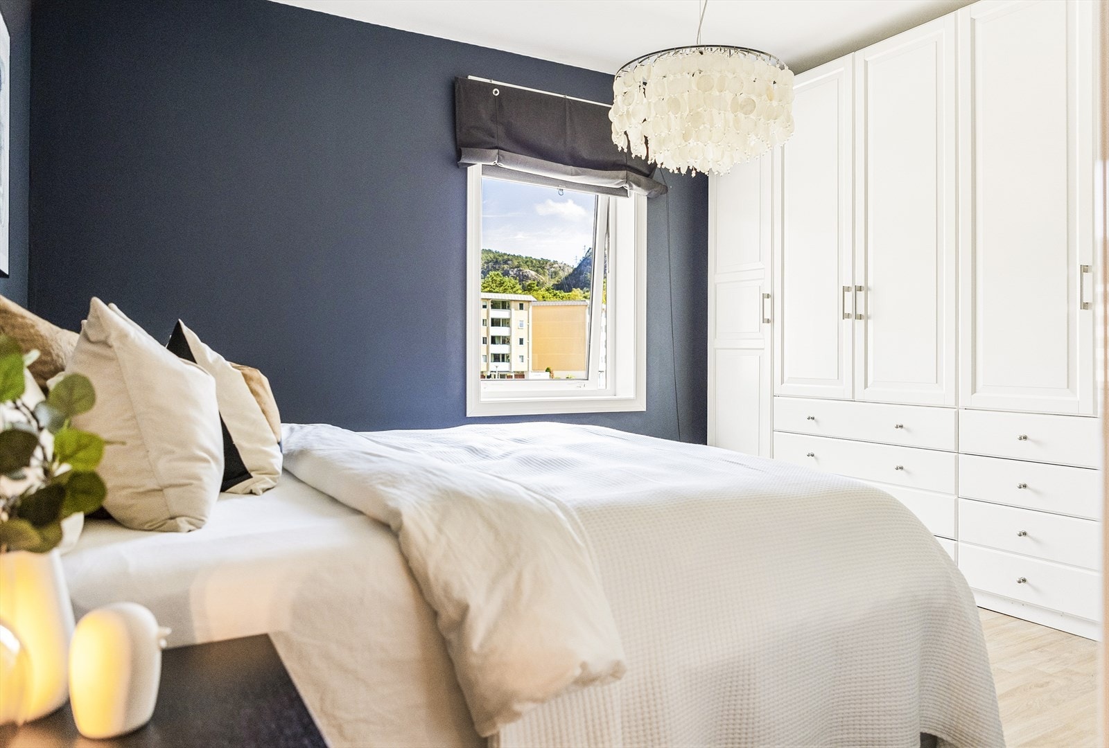 Rikelig med skapplass gir gode oppbevaringsmuligheter. Galleribilde