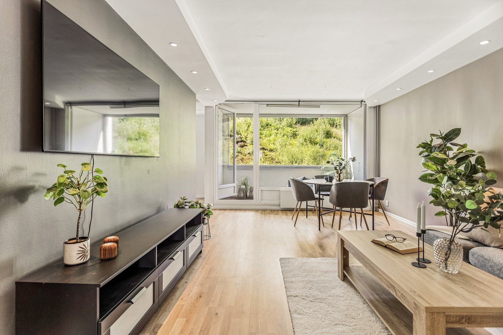 Her er det god plass til både sofagruppe og spiseplass - perfekt for hyggelige sammenkomster med familie og venner. Galleribilde