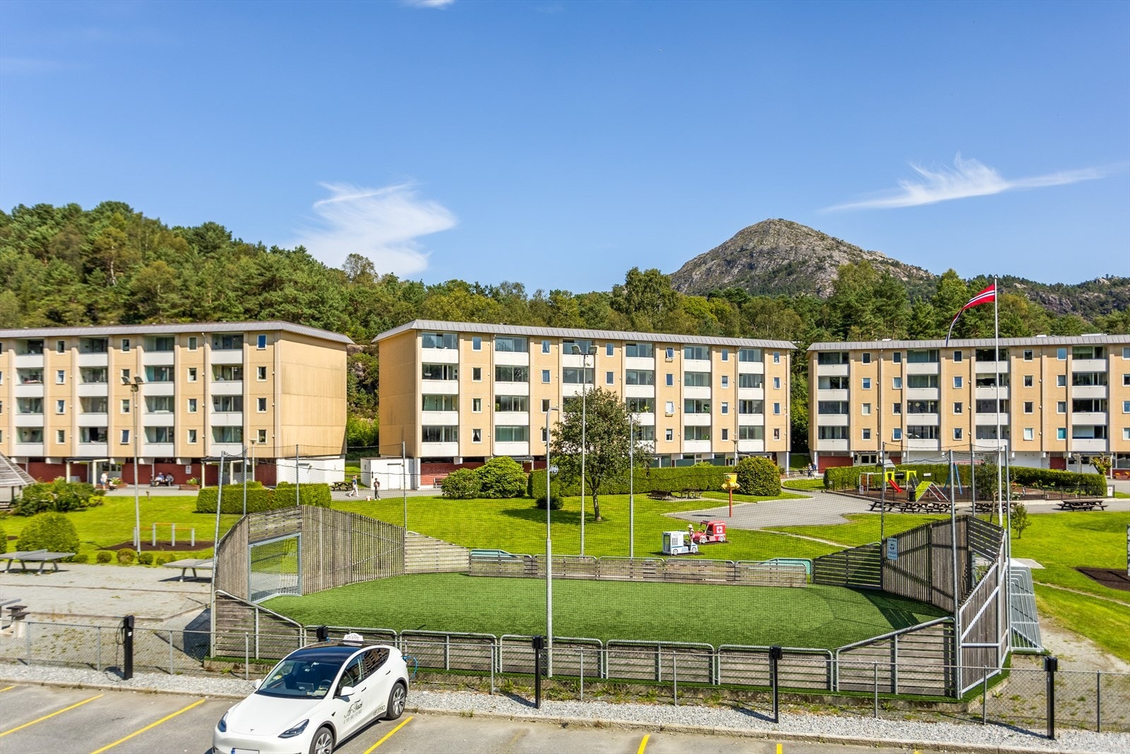 Boligen ligger attraktivt til i populære Vadmyra, et veletablert og barnevennlig område preget av rolige og trygge omgivelser. Galleribilde