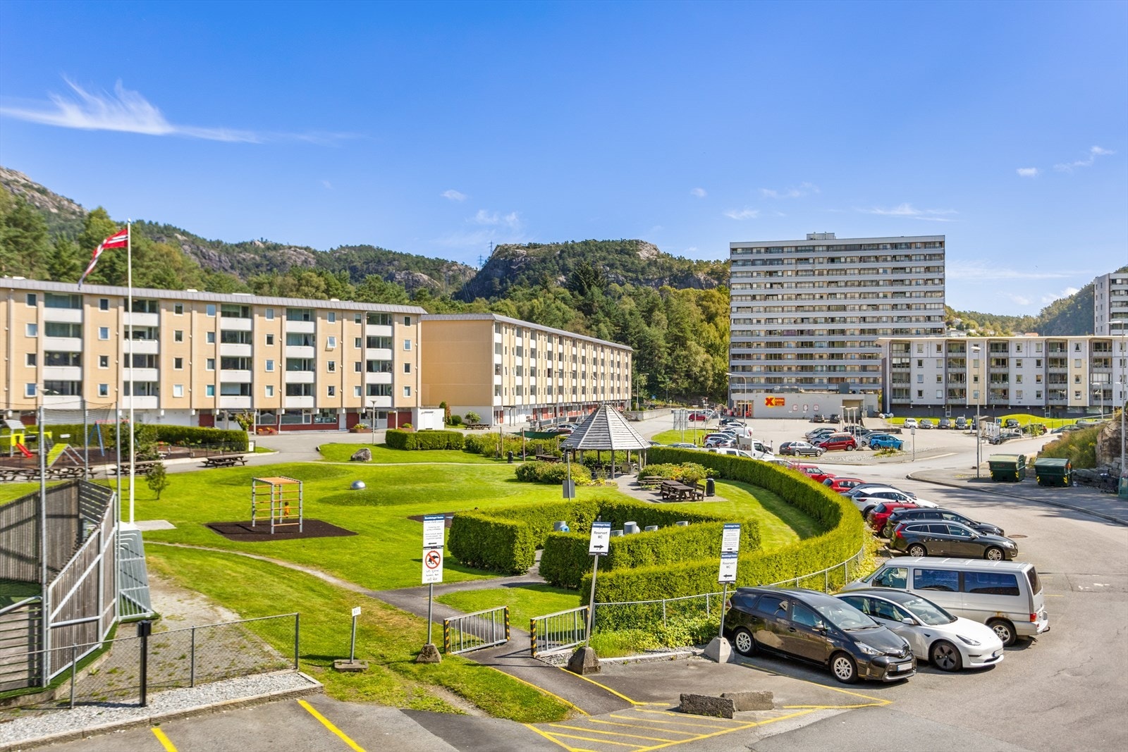 Her har du gangavstand til skoler, barnehager, dagligvarebutikk, kollektivtransport og et variert tilbud av fritidsaktiviteter for både barn og voksne. Galleribilde
