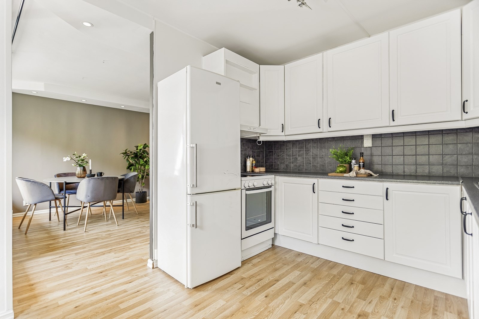 Kjøkkenet er utstyrt med oppvaskmaskin, komfyr og vannstoppsystem, samt ventilator med kullfilter. Galleribilde