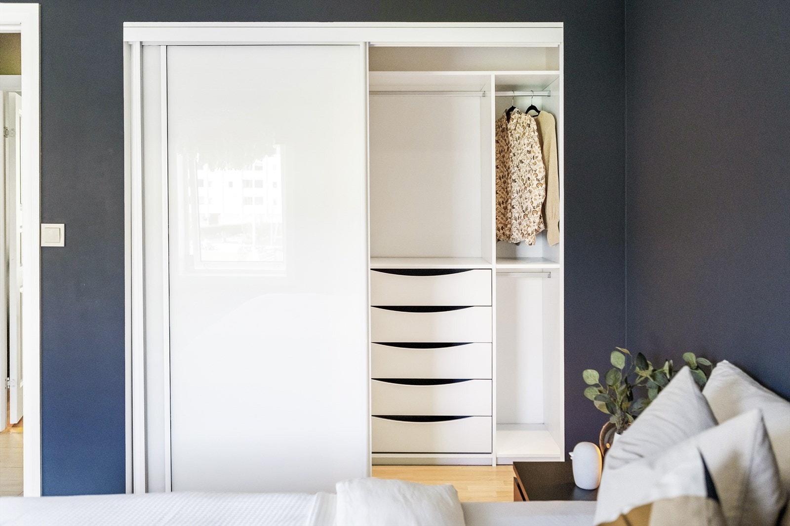 Smart garderoberom på ca. 3 m² som gir god plass til klær og organisering. Galleribilde