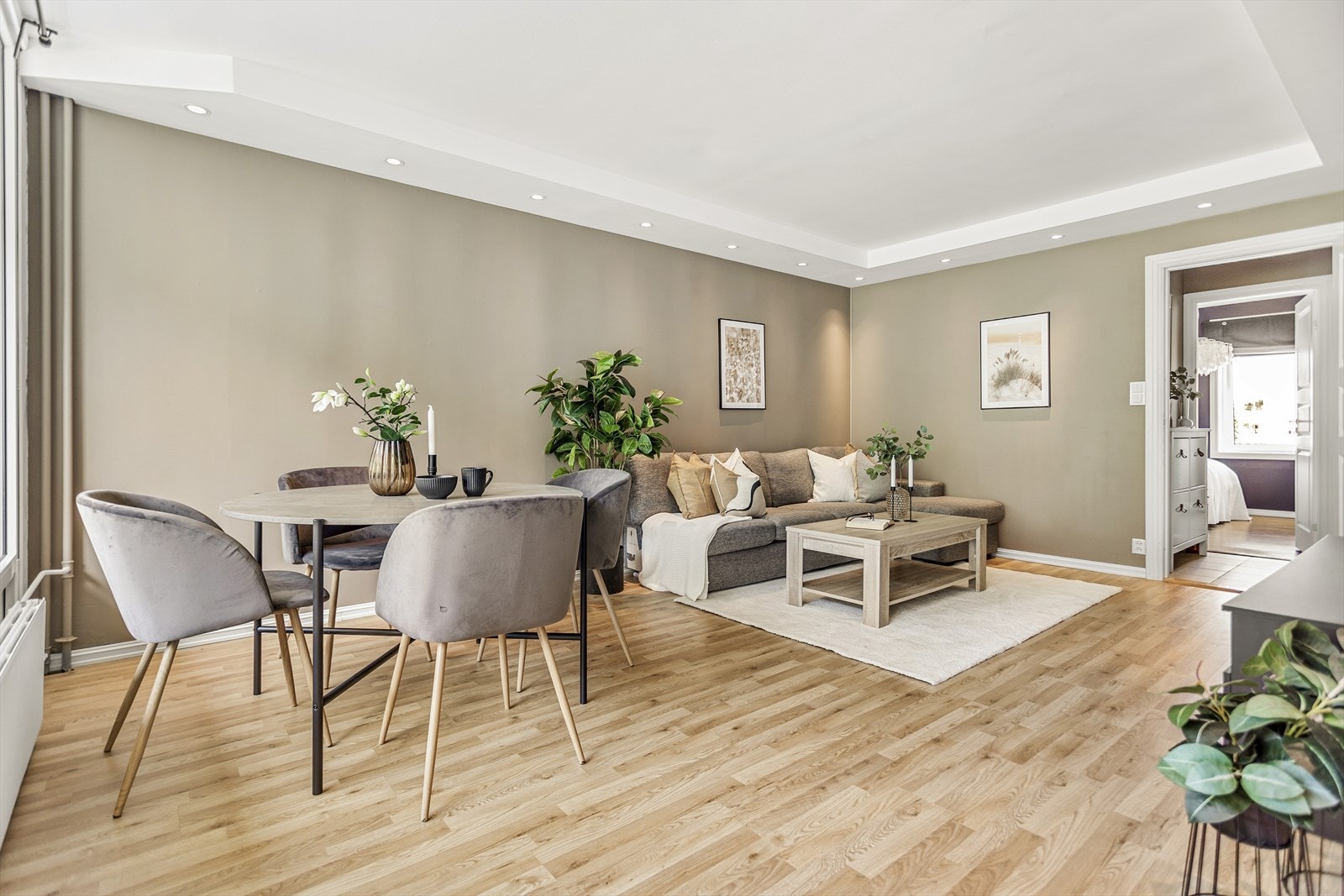 Aktiv Eiendomsmegling v/ Tobias Nordahl-Pedersen har gleden av å presentere Vestre Vadmyra 10! En stilren 3-roms leilighet i et populært og veldrevet borettslag, like ved Vestkanten. Foto: Nathalie Harila Sæthre. Galleribilde