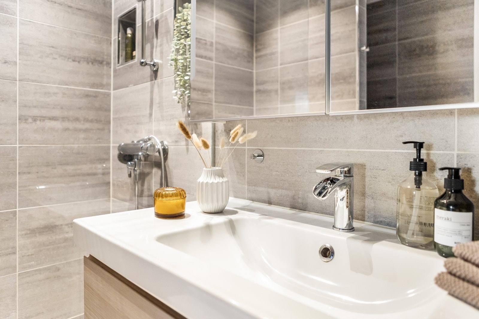 Den rolige fargepaletten og gjennomførte materialvalget skaper en spa-følelse i hverdagen. Galleribilde