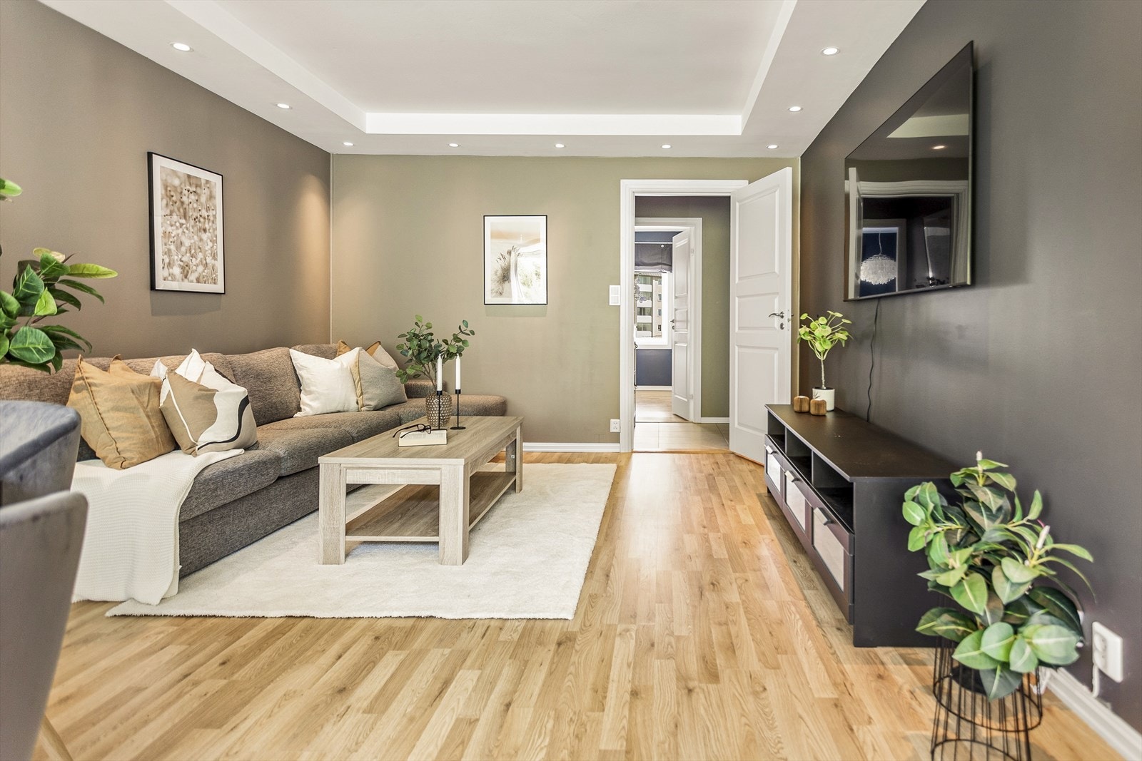 De store vindusflatene slipper inn rikelig med naturlig lys og bidrar til en luftig romfølelse. Galleribilde