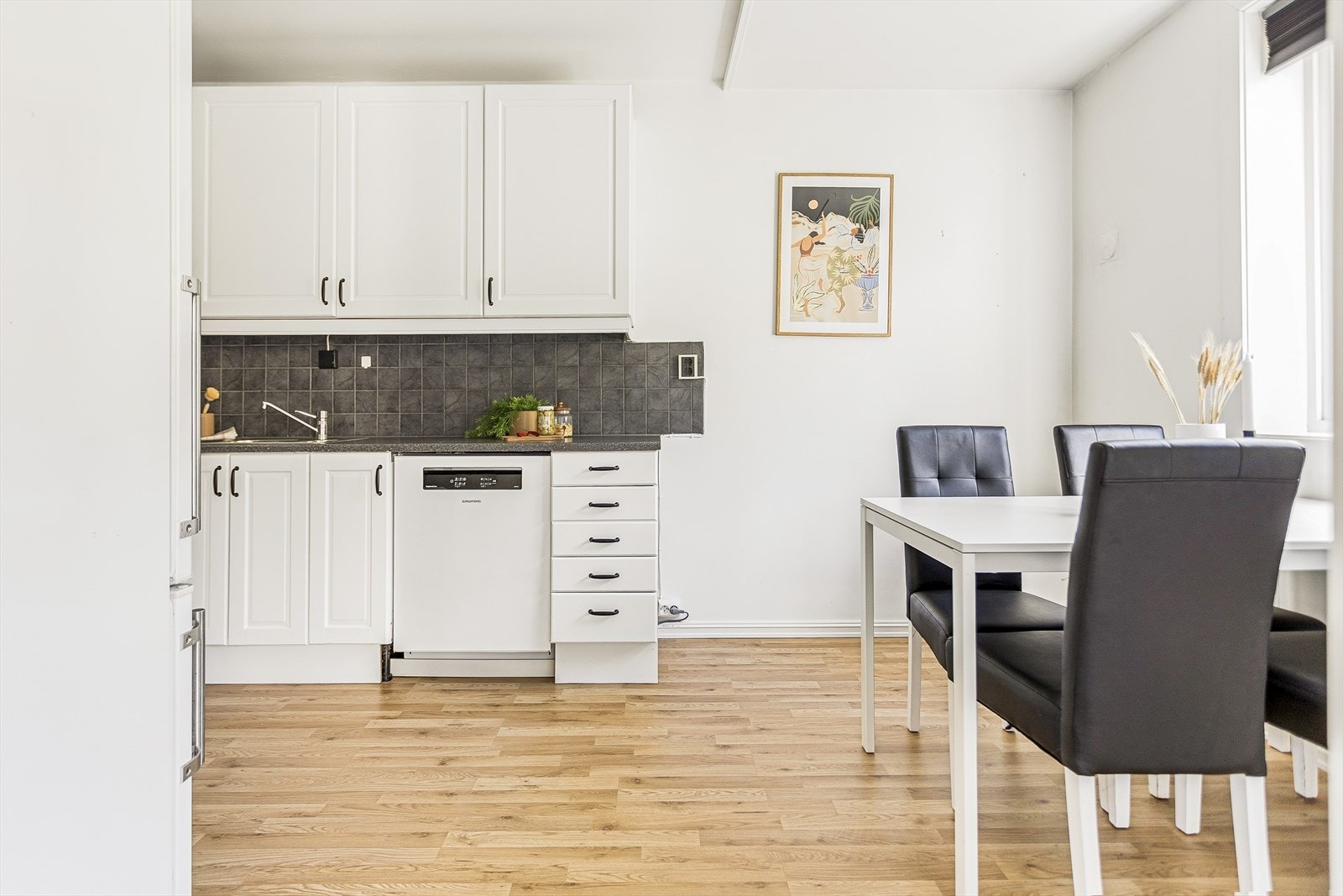 Boligen har et romslig og funksjonelt kjøkken med gode arbeidsflater og rikelig med oppbevaringsplass. Galleribilde