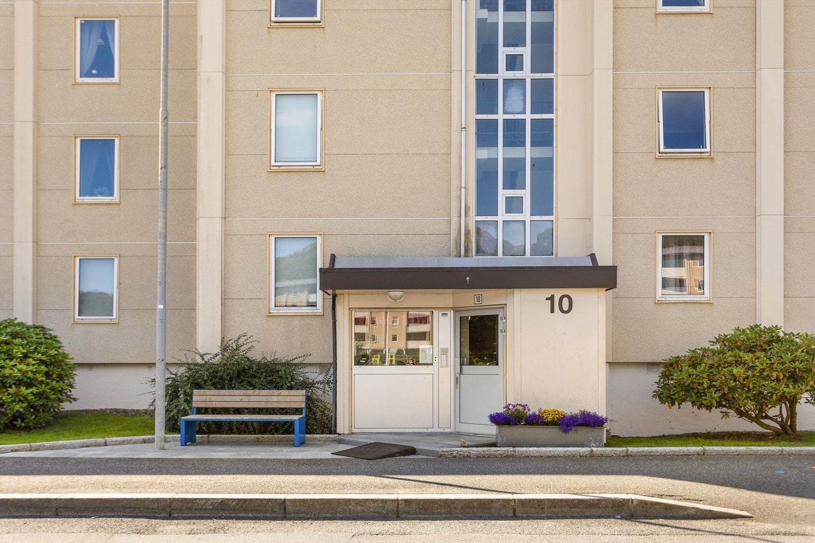 Leiligheten ligger i byggets 2. etasje og inneholder entré/gang, bad, to soverom, stue, kjøkken og innglasset balkong. Galleribilde