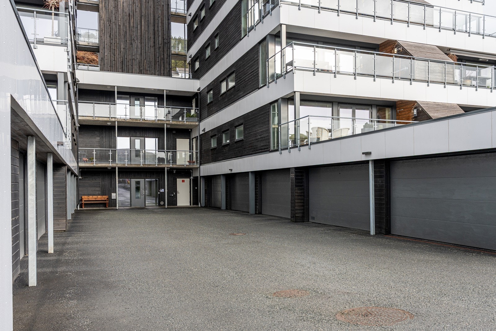 Inngangsparti og garasjer Galleribilde