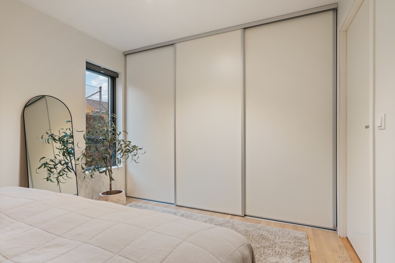 Hovedsoverom med romslig skyvedørsgarderobe Galleribilde