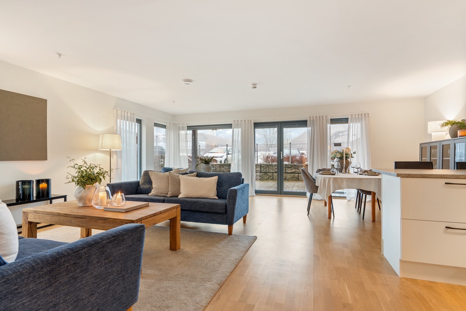 Lys og trivelig stue/kjøkken Galleribilde