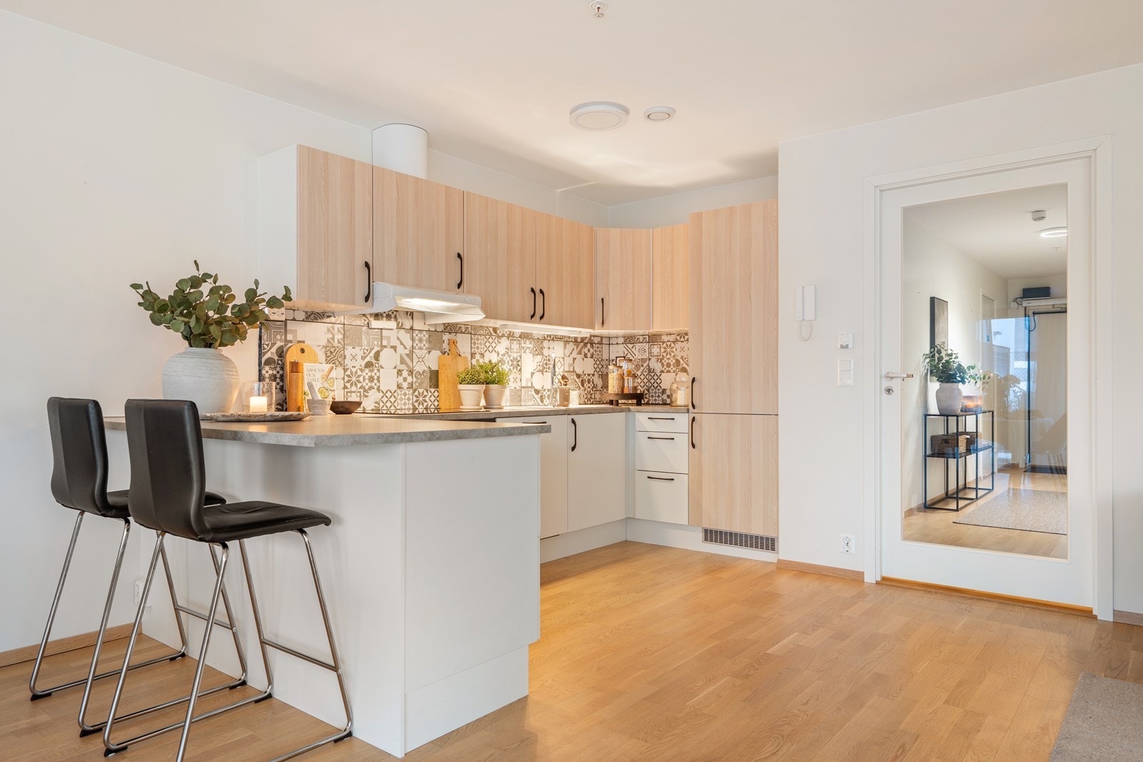 Delikat kjøkken - fra kjøkken/stue er det dør med glass ut tiul gangen. Galleribilde