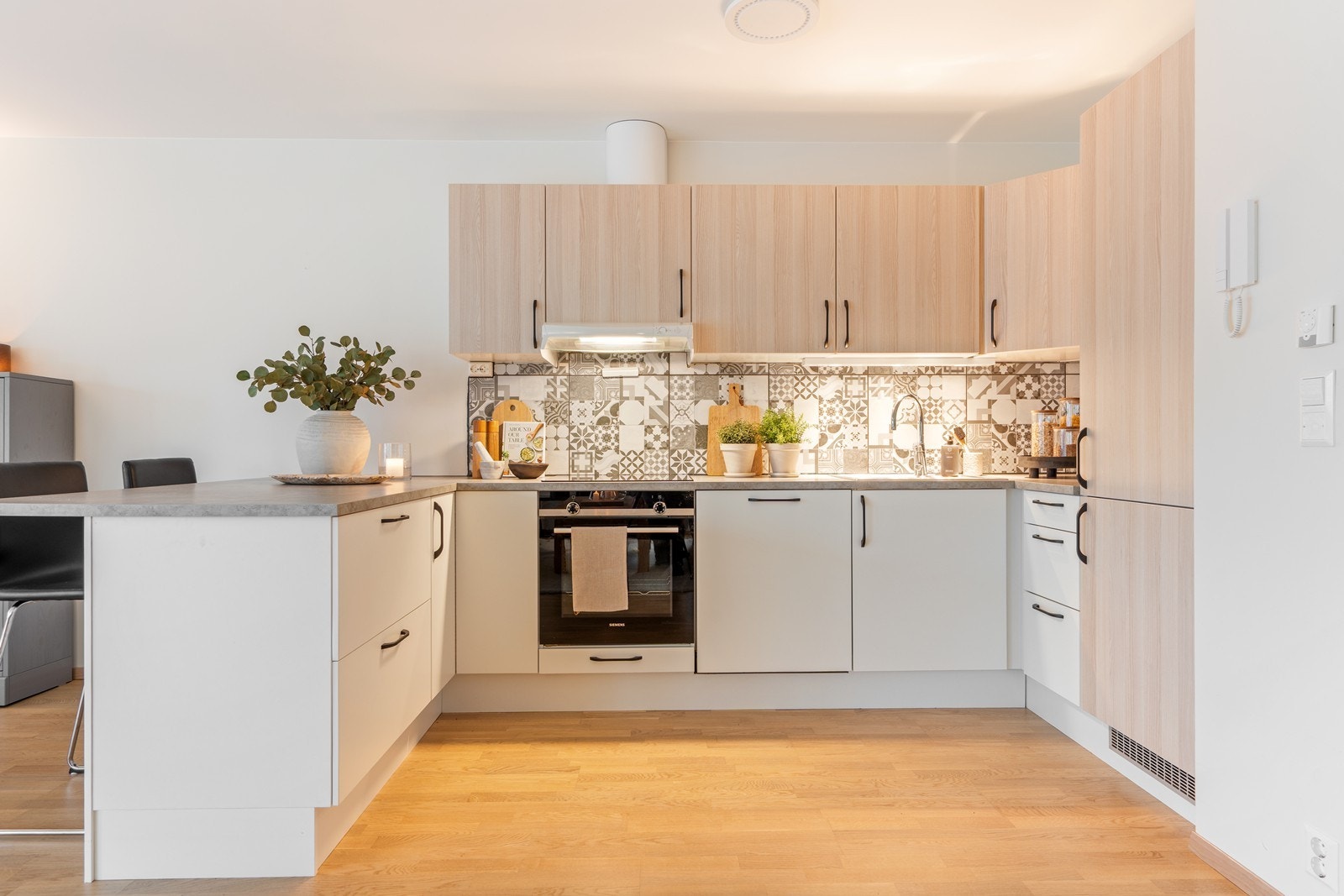 Lyst og moderne kjøkken med god benke- og skapplass Galleribilde