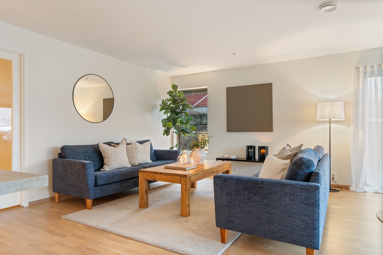 Stor og lys stue med flere møbleringsmuligheter Galleribilde