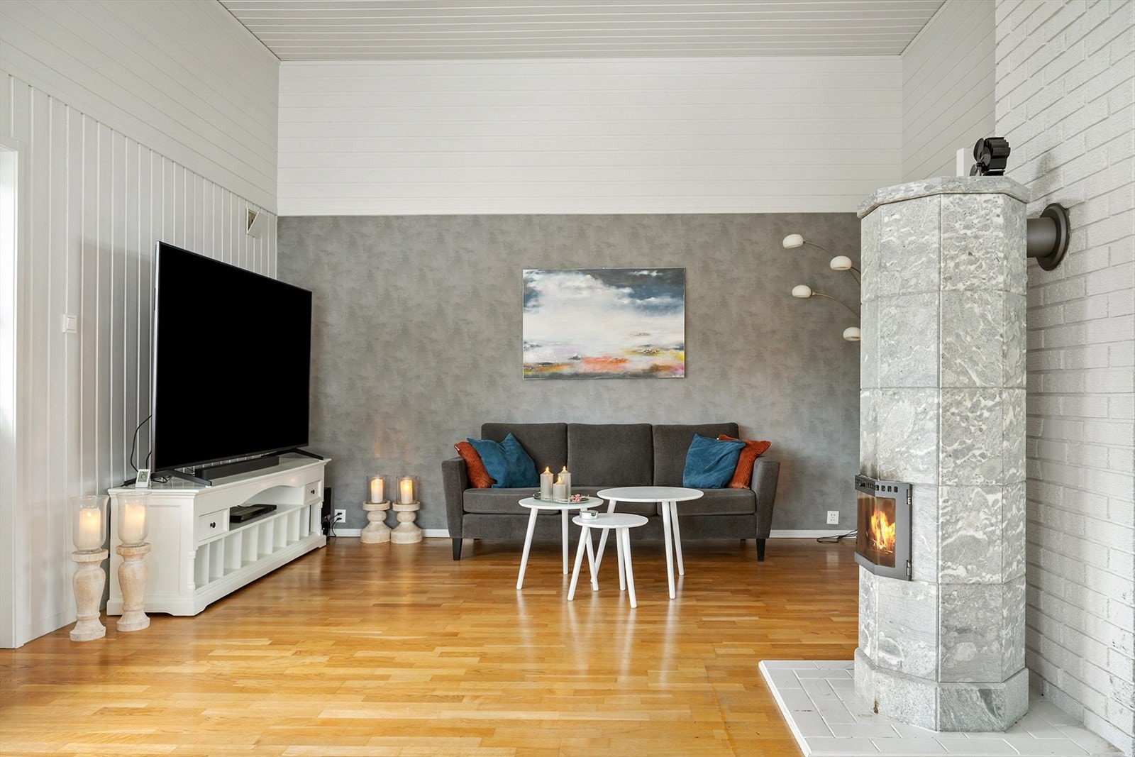 Stua har en behagelig palett som tar opp den flotte sjatteringen i rommets høydepunkt - klebesteinspeisen. Galleribilde