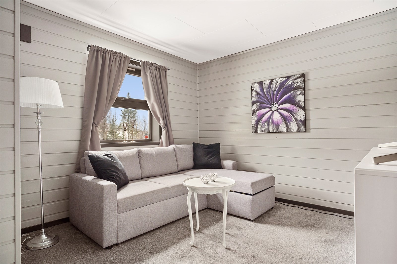 Det andre soverommet i etasjen er i gråmalt utførelse og passer godt til boligens røde tråd hva gjelder fargepalett. På gulvet finnes et deilig teppebelegg. Galleribilde