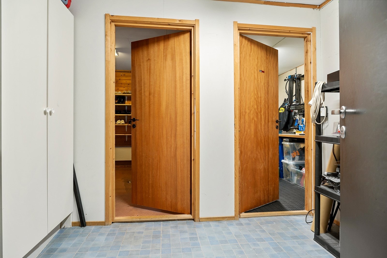 Via en annen bod kommer du til vaskerom og snekkerbod. Galleribilde