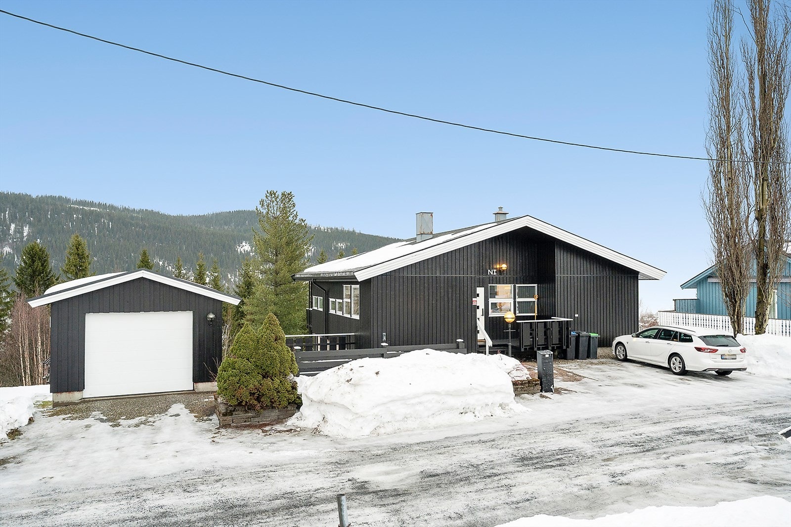 Eiendomsmegler MNEF Kristine Langfjell har gleden av å presentere en fin og praktisk enebolig sentralt på Gruben. På eiendommen er det gode parkeringsforhold i innkjørsel og i garasje. Galleribilde