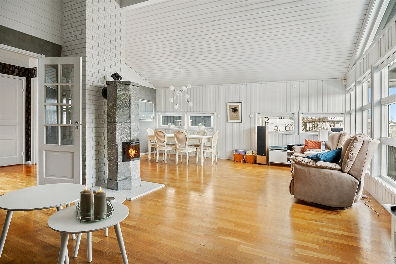 Stuen er stor og organisert i en L-form som skaper flere gode soner for møblering. Galleribilde