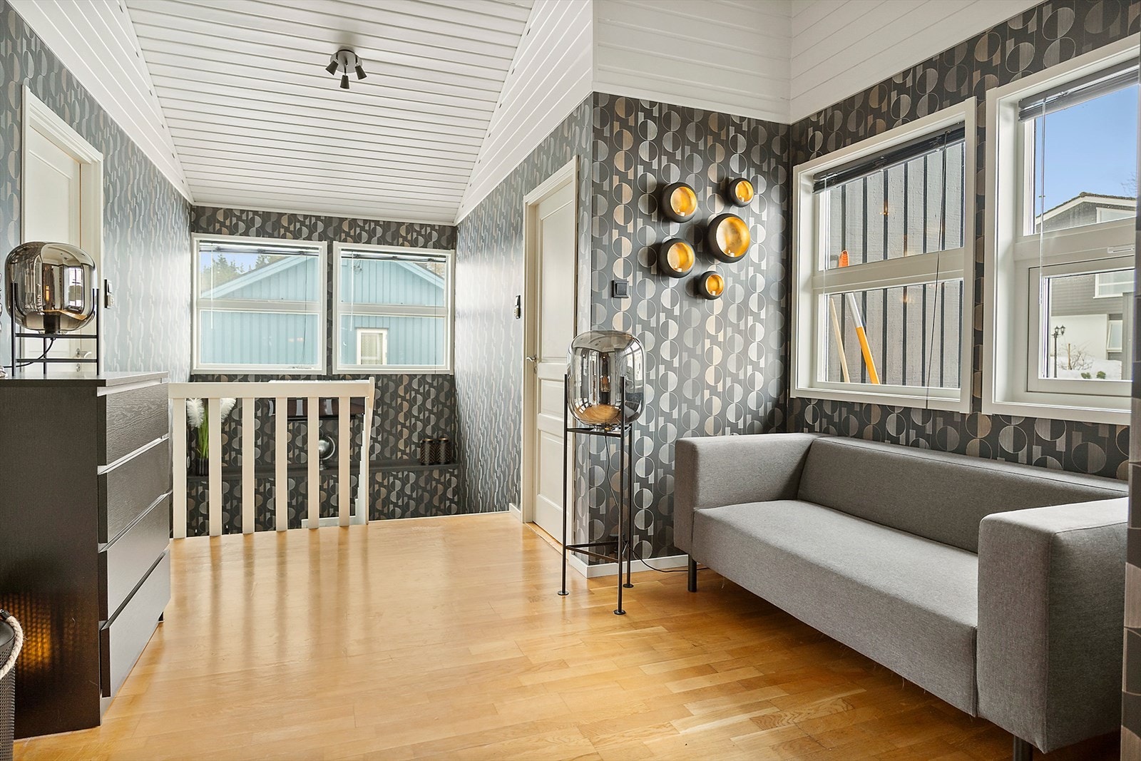 Fra vindfanget kommer du inn i en stor og romslig hall. Denne er utstyrt med en nyere varmepumpe. Store vindusflater inviterer til godt naturlig dagslys. Galleribilde