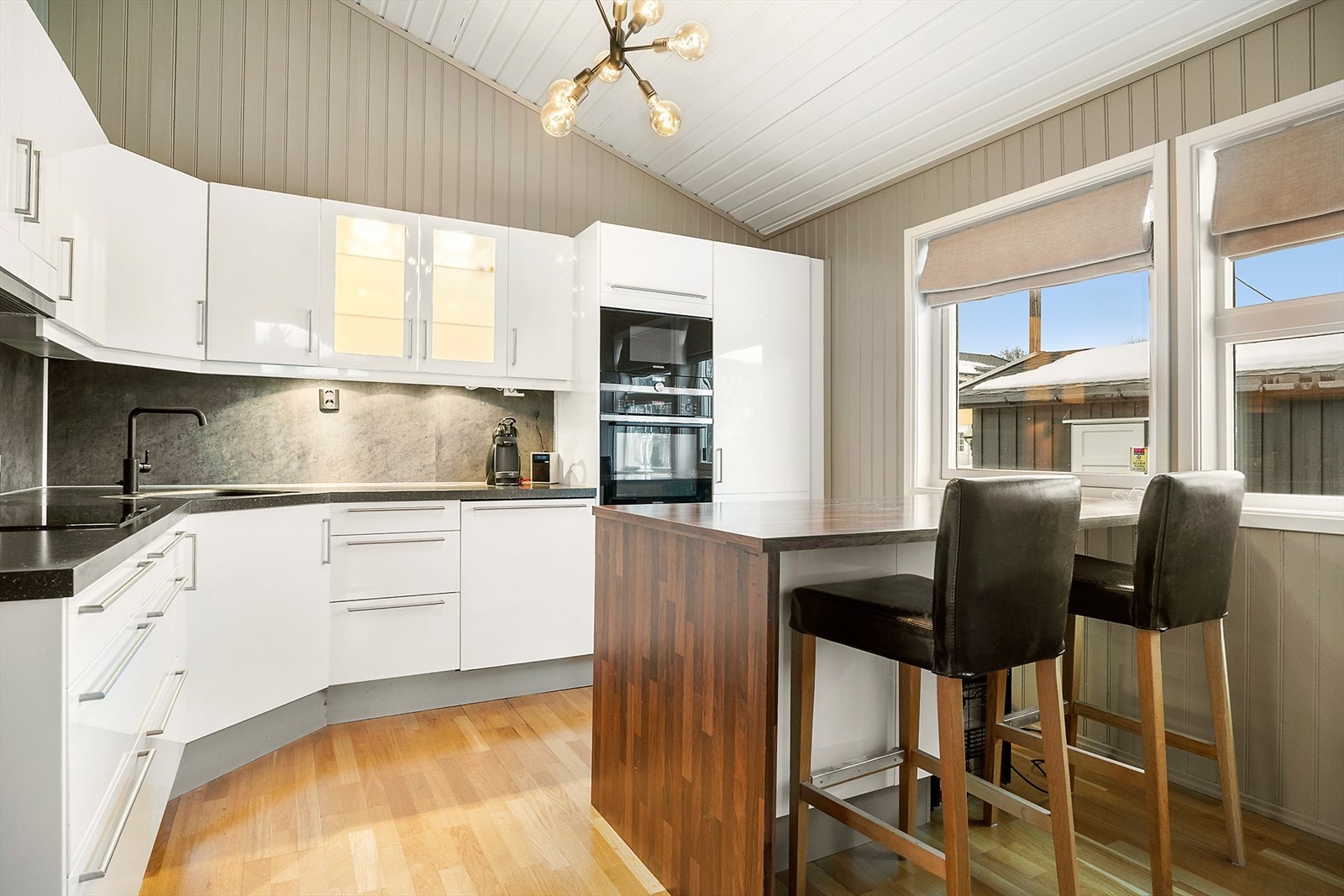 Kjøkkenet er utstyrt med en tidløs innredning med fronter i hvit høyglans. Med i handelen følger hvitevarer som Simens stekeovn, Simens mikrobølgeovn, Simens Induksjonstopp, Røroshetta Ventilator, Asko oppvaskmaskin og Whirpool kjøl- og fryseskap. Galleribilde